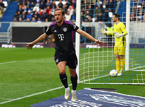 Harry Kane z Bayernu Mnichov slaví gól v utkání s Darmstadtem.