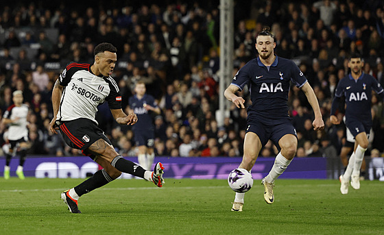 Rodrigo Muniz z Fullhamu stílí první gól utkání proti Tottenhamu.