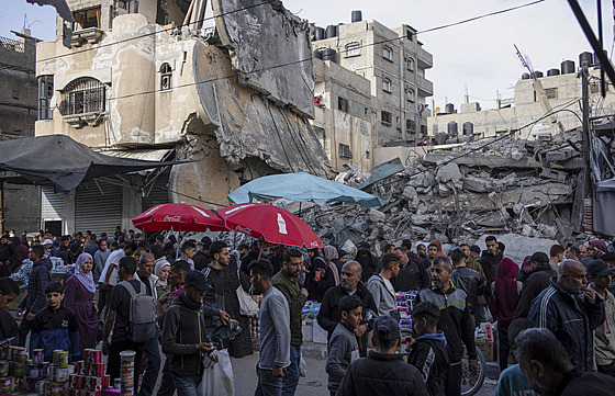 Palestinci bhem Ramadánu nakupují jídlo ve mst Rafah v Pásmu Gazy. (14....