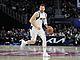 Luka Doni z Dallas Mavericks bhem utkn s Detroit Pistons.