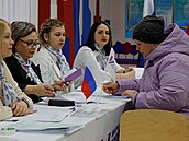 Lidé hlasují v ruských prezidentských volbách ve mst Kirovske v Rusy...