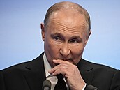 Ruský prezident Vladimir Putin na snímku z návtvy svého volebního tábu po...