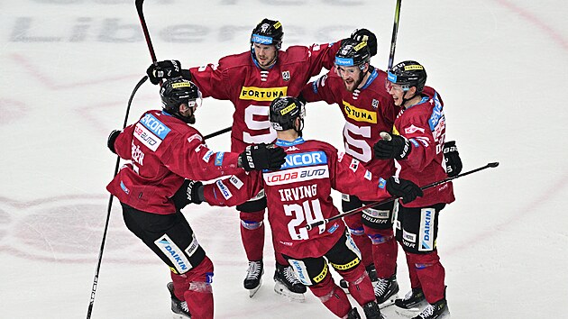 Hokejisté Sparty slaví pátý gól v zápase s Libercem.