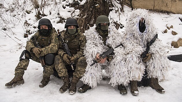 Pslunci praporu Sibi se astn vojenskho vcviku na stelnici nedaleko Kyjeva. (13. prosince 2023)