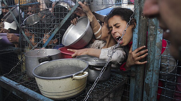 Palestintí uprchlíci ekají na jídlo v uprchlickém táboe v Pásmu Gazy. (18....