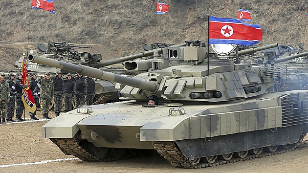 Severokorejsk ldr Kim ong-un se zastnil tankovho cvien. Sm podle severokorejskch mdi dil nejnovj severokorejsk tank. (13. bezna 2024)