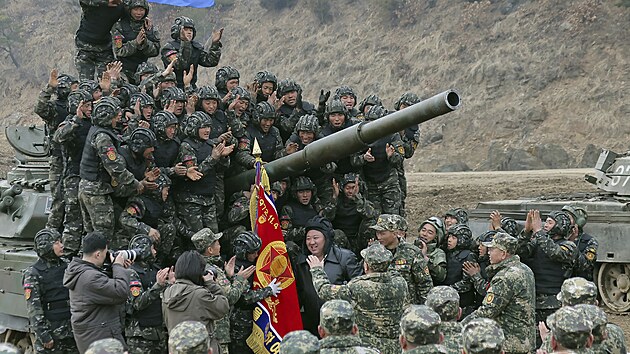 Severokorejsk ldr Kim ong-un se zastnil tankovho cvien. Sm podle severokorejskch mdi dil nejnovj severokorejsk tank. (13. bezna 2024)