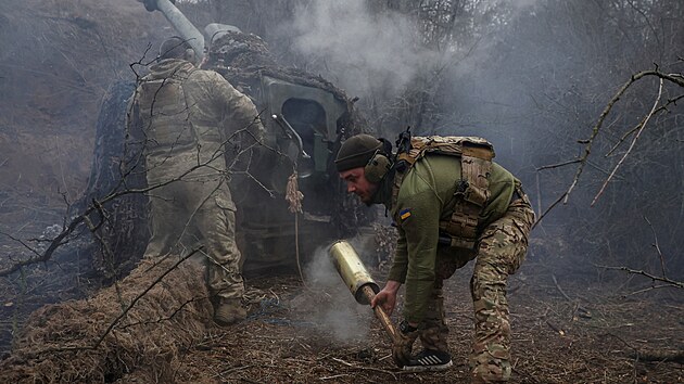 Ukrajint vojci stl z houfnice D-30 na rusk pozice u Chersonu. (12. bezna 2024)