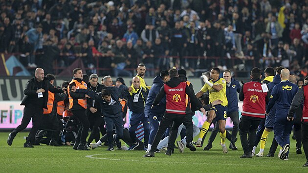 Chaos po utkn Trabzonsporu s Fenerbahce. Na trvnk vltli domc fanouci a napadli hre soupee. Strhla se bitka.
