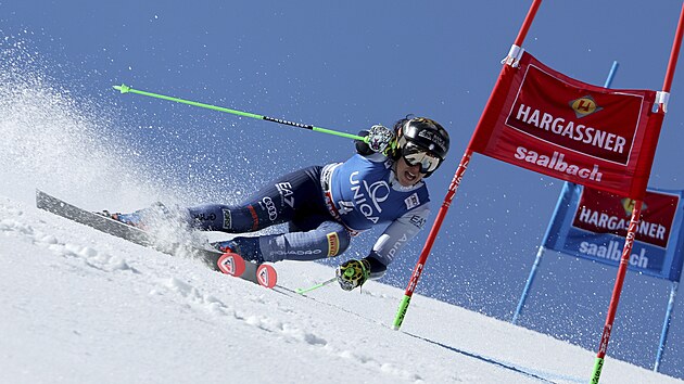 Italka Federica Brignoneov jede ob slalom v Saalbachu.