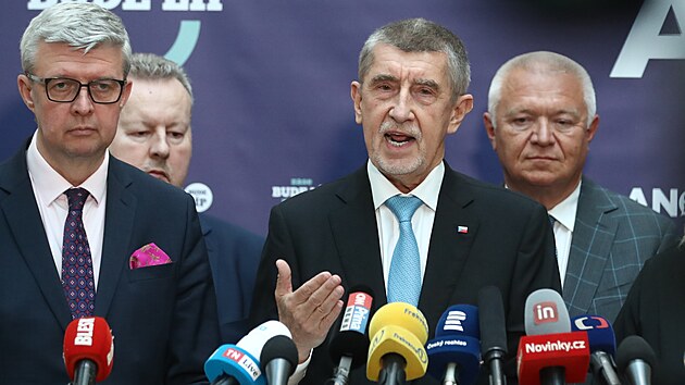 Andrej Babi a dal poslanci ANO na mimodn tiskov konferenci opozinho hnut ve Snmovn