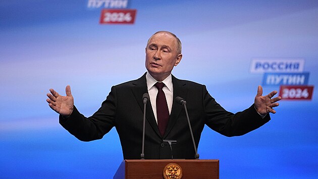Rusk prezident Vladimir Putin hovo pi nvtv svho volebnho tbu po prezidentskch volbch v Moskv. (18. bezna 2024)