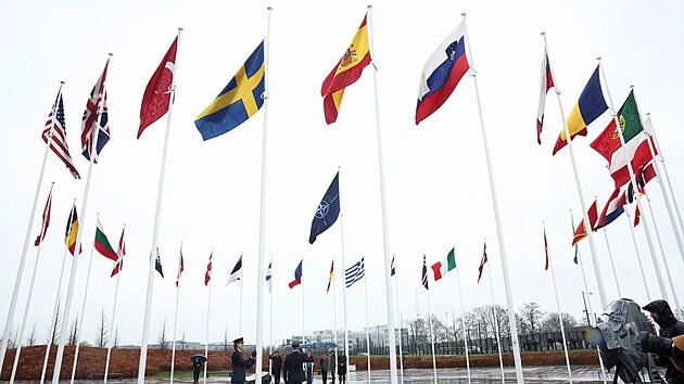 Bhem slavnostnho ceremonilu byla vztyena u sdla NATO v Bruselu vdsk vlajka. (11. bezna 2024)