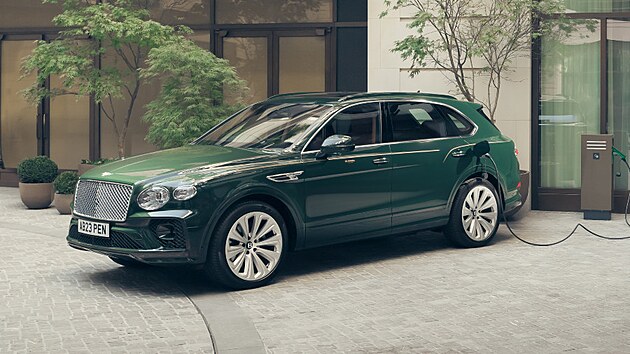 Bentley se msto pln elektrickch aut pln soustedilo na plug-in hybridy.