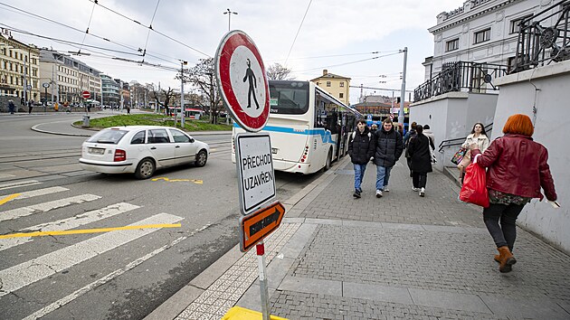 V Brn je uzaven pechod mezi budovou hlavnho ndra a trolejbusovmi zastvkami. (13. bezna 2024)