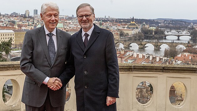 Premir Petr Fiala (ODS) se v prask Kramov vile setkal s bvalm americkm prezidentem Billem Clintonem. (11. bezna 2024)