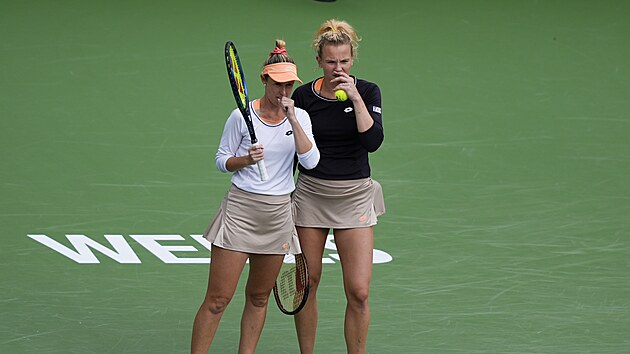 esk tenistka Kateina Siniakov (vpravo) se rad se svoji spoluhrkou Storm...