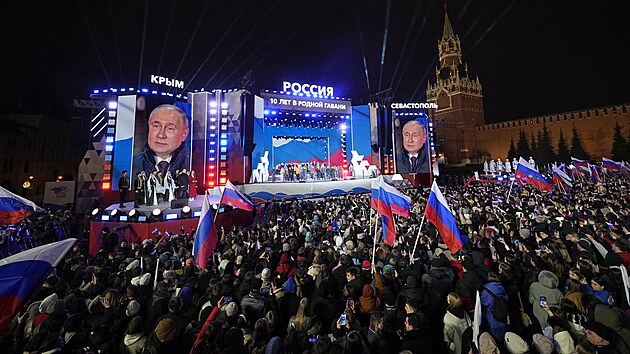 Rusk prezident Vladimir Putin slavil volebn vtzstv i 10. vro pipojen Krymu. Na Rud nmst v Moskv ho doprovzeli i poraen protivnci. (18. bezna 2024)