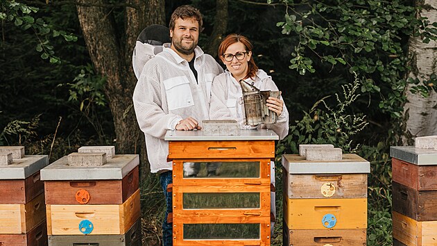 Ze svého koníčka udělali manželé Kölblovi rodinný byznys. Na Vysočině vybudovali medovou farmu a včelaří moderně. Svým včelám pořídili termosolární úl, který by měl pomoci od parazitů. A když se vede včelám, daří se i podnikání.