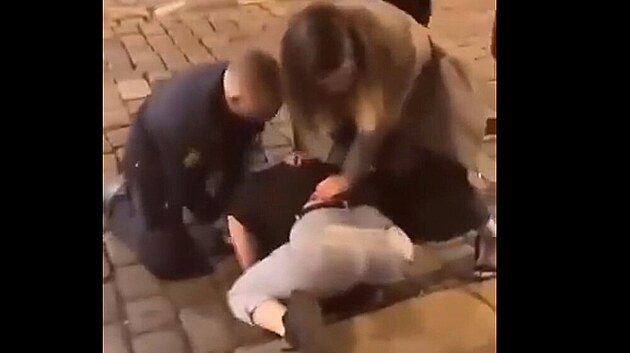 Opilého policistu, který ped barem v Praze na Smíchov napadl nkolik dívek,...