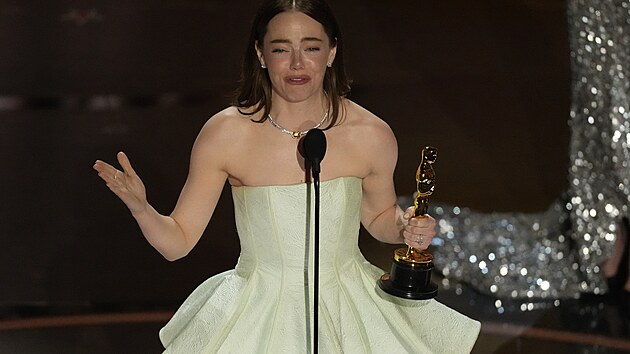 Hereka Emma Stoneov se dojm nad ziskem Oscara za film Chudci (10. bezna 2023).