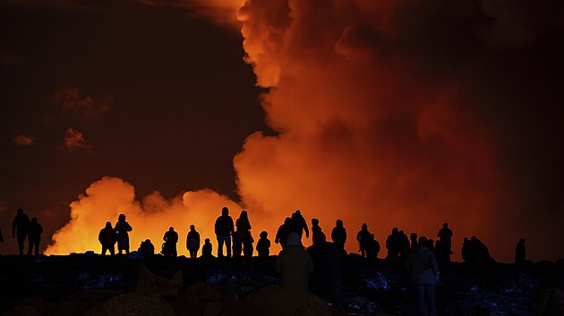 Na poloostrov Reykjanes na jihozpad Islandu v sobotu zaala nov sopen erupce. Evakuovna byla blzk obec. (16. bezna 2024)