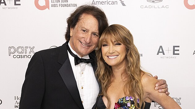 John Zambetti a Jane Seymourov&aacute; na oscarov&eacute; party Eltona Johna (Los Angeles, 10. března 2024)