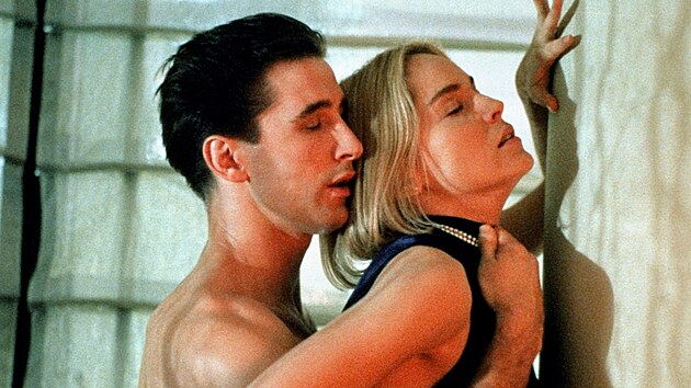 William Baldwin a Sharon Stone ve filmu Někdo se dívá (1993)