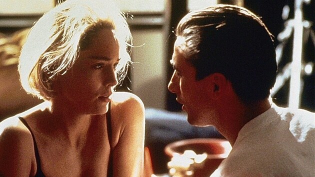 Sharon Stone a William Baldwin ve filmu někdo se dívá (1993)