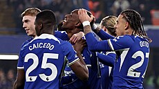 Fotbalisté Chelsea oslavují gól Niicolase Jacksona (uprosted).