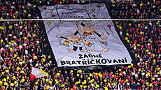 Choreo hradeckých fanouk bhem tvrtfinálového utkání s Pardubicemi