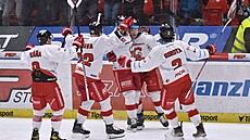 Hokejisté Olomouce oslavují vyrovnávací gól do sít Liberce.