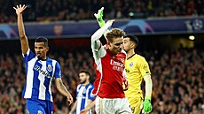 Martin Ödegaard z Arsenalu natvan gestikuluje v utkání proti Portu.