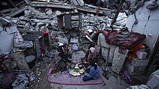 Palestinská rodina v Rafáhu poruila svj pst pi muslimském svátku Ramadánu...