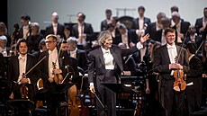 Dirigent Kent Nagano a lenové Dráanského festivalového orchestru a souboru...