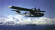Bombardér PBY-5A Catalina na hlídce nad neobydlenou Aleutskou pustinou v jednom...