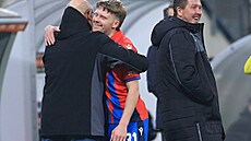 Plzeský trenér Miroslav Koubek objímá Pavla ulce po tetím gólu v zápase se...