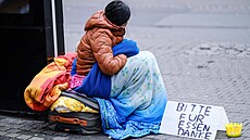 Bezdomovkyn na ulici nmeckého Düsseldorfu (15. bezna.2024)