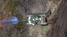 Ruské ministerstvo obrany zveejnilo zábry tanku, který stílí z ruské...