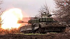 Ruské ministerstvo obrany zveejnilo zábry tanku, který stílí z ruské...