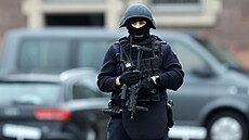 Nmecká policie odvádí k soudu jedince podezelé z plánování teroristického...