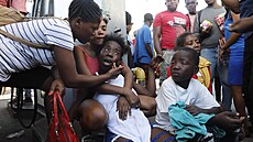 Píbuzná zabitého mue v haitském mst Port-au-Prince reaguje na zprávu o jeho...