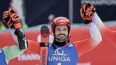 výcar Loic Meillard se raduje z vítzství v obím slalomu v Saalbachu.