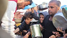 Palestinským civilistm v Pásmu Gazy vetn dtí hrozí hladomor. Snímek pochází...
