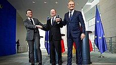 Francouzský prezident Emmanuel Macron, nmecký kanclé Olaf Scholz a polský...