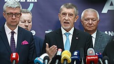 Andrej Babi a dalí poslanci ANO na mimoádné tiskové konferenci opoziního...