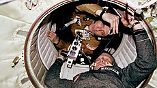 Astronaut Thomas P. Stafford a kosmonaut Alexej Leonov pi misi Sojuz - Apollo