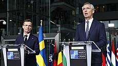 Generální tajemník NATO Jens Stoltenberg (vpravo) a védský premiér Ulf...