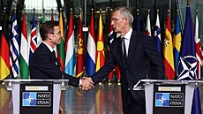 védský premiér Ulf Kristersson a generální tajemník NATO Jens Stoltenberg si...