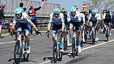 Tým Bahrain Victorious bhem závodu Milán-San Remo 2024
